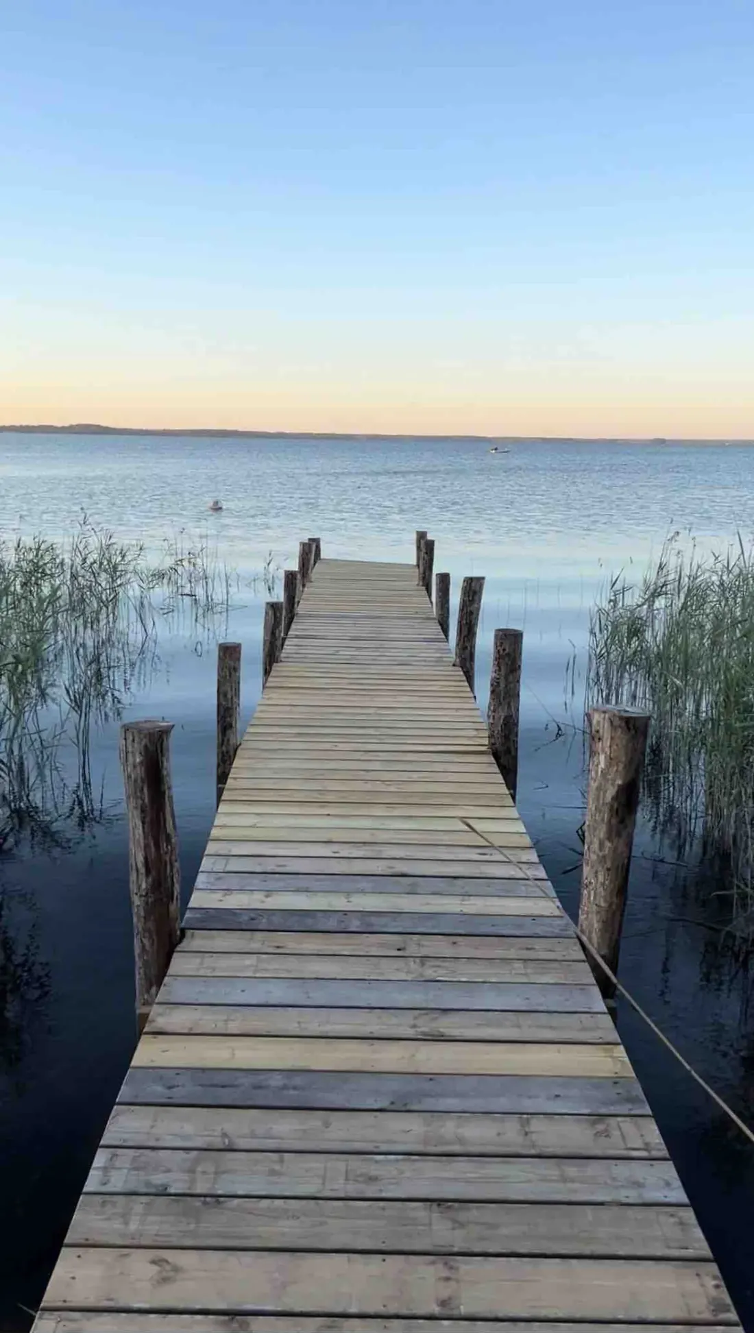 Le ponton sur le lac de Lacanau, au coucher du soleil